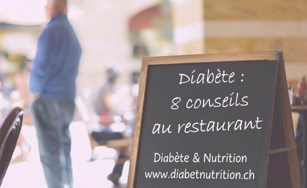 Ardoise de restaurant annonçant « Diabète : 8 conseils au restaurant », dans une salle avec des clients attablés en arrière-plan