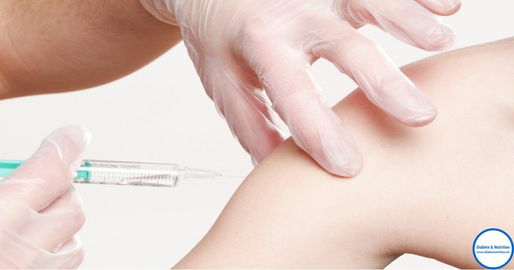 ros plan d'une injection sous-cutanée de l'Ozempic, avec une main gantée tenant une seringue et administrant le produit dans le bras d'une personne, illustrant le mode d'administration du traitement du diabète de type 2.